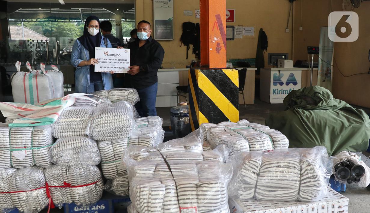 Humas PT Askrindo Eka Harumi (kiri) menyerahkan bantuan kepada perwakilan masyarakat NTT di Cargo Bandara Soekarno Hatta, Banten, Kamis (08/04/2021). PT Askrindo berpartisipasi mengirimkan bantuan tanggap bencana ke Nusa Tenggara Timur melalui CSC Garuda Indonesia. (Liputan6.com/Pool/Askrindo)