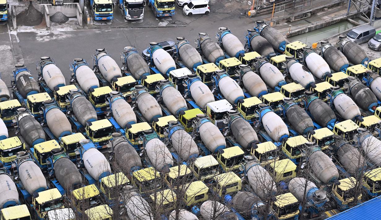 Truk pengaduk beton diparkir di sebuah pabrik di Anyang, Korea Selatan, Senin (28/11/2022). Pemerintah memperkirakan penurunan pertumbuhan dengan bank sentral menurunkan perkiraan 2023 menjadi 1,7% dari 2,1%. (Kim Jong-taek/Newsis via AP)