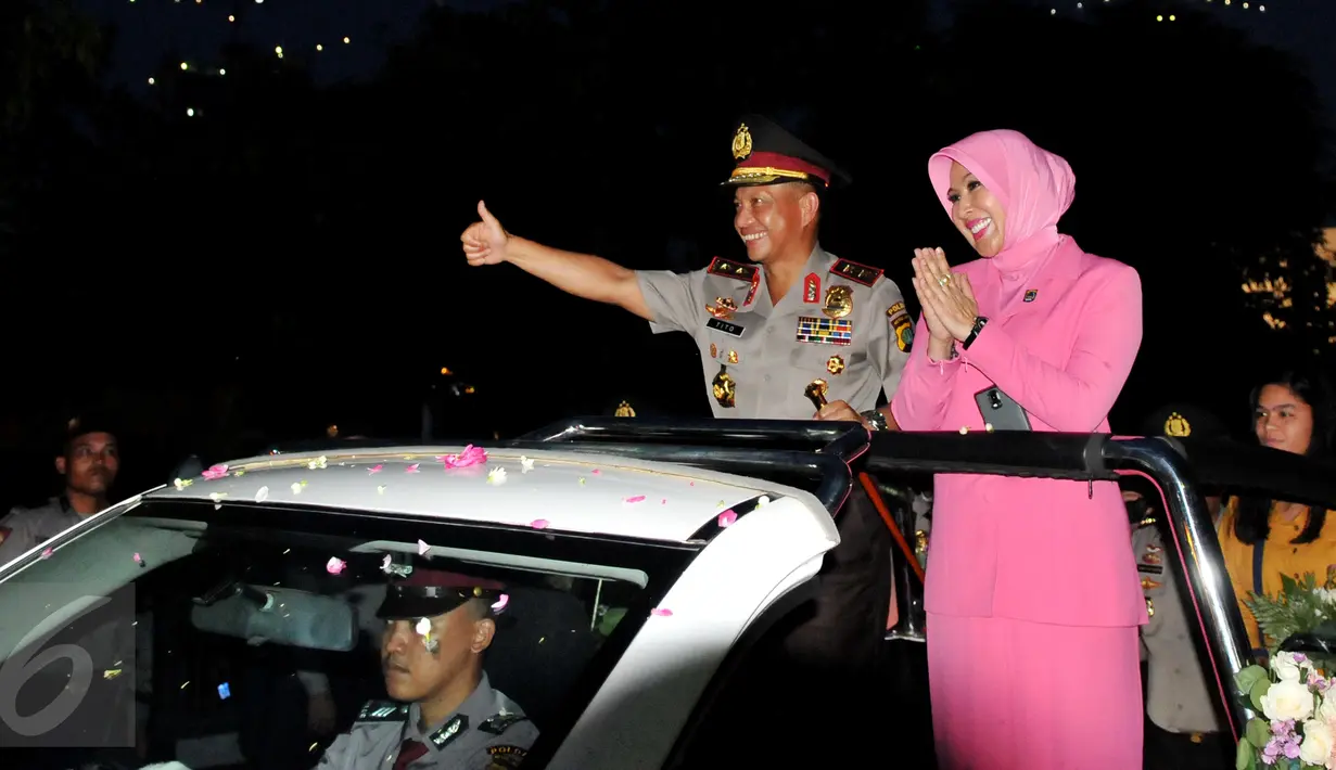 Irjen Tito Karnavian didampingi istri melambaikan tangan usai mengikuti acara pisah sambut di Polda Metro, Jakarta, Jum'at (12/6/2015). Tito Karnavian menggantikan Unggung Cahyono sebagai Kapolda Metro Jaya. (Liputan6.com/Andrian M Tunay)