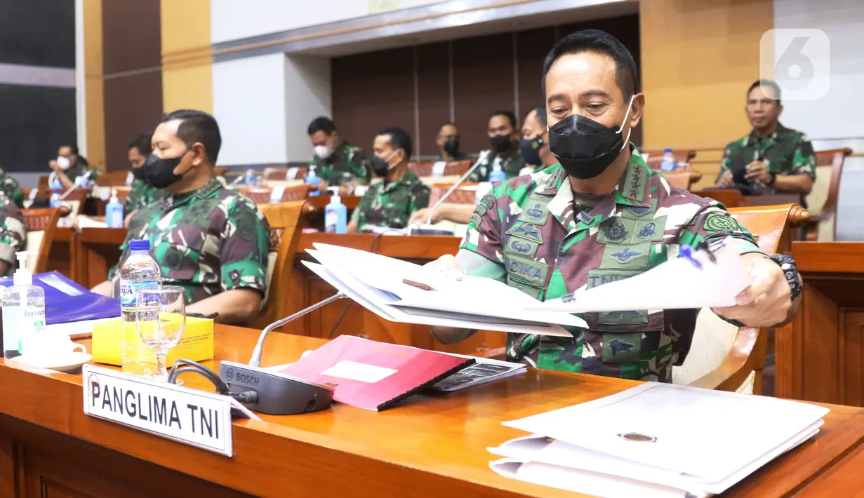 Panglima TNI Jenderal Andika Perkasa bersiap mengikuti rapat dengan Komisi I di DPR RI di Kompleks Parlemen, Jakarta, Senin (24/1/2022). Agenda rapat ini antara lain Strategi dan pendekatan TNI dalam menyelesaikan permasalahan di Papua dan Papua Barat.  (Liputan6.com/Angga Yuniar)