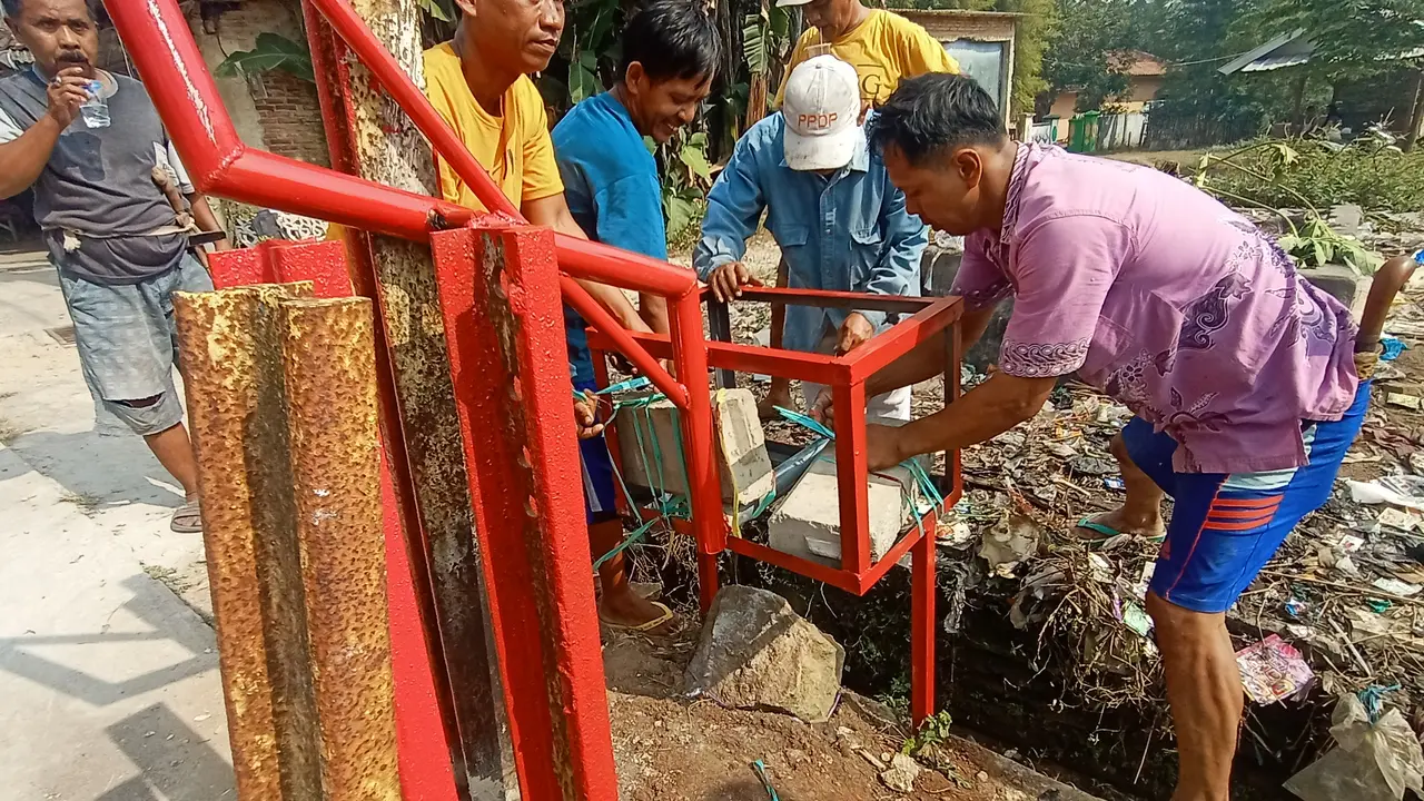 Odong-odong ditabrak kereta