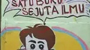 Lukisan dinding menghiasi Kampung Literasi RW 08, Jatipulo, Palmerah, Jakarta Barat, Kamis (30/1/2020). Kampung Literasi ini memiliki 5 kotak berisi beragam buku yang ada di sejumlah titik, berbekal konsep kejujuran disebar di sepanjang kampung. (Liputan6.com/Herman Zakharia)