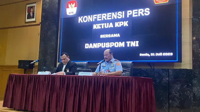 TNI dan KPK menggelar konferensi pers mengenai kasus korupsi di Basarnas.