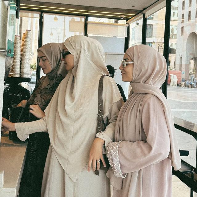 7 Potret Erica Putri Jalani Umrah dengan Sahabat, Fokus Ibadah dan Nikmati Quality Time  (instagram/ericaputrii).