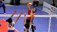 Kapten Jakarta Elektrik PLN, Aprilia Manganang (kanan), melepaskan spike pada laga kontra Bandung Bank BJB Pakuan dalam lanjutan Proliga 2017, di GOR Kertajaya, Surabaya, Jumat (10/3/2017). (Bola.com/Fahrizal Arnas)