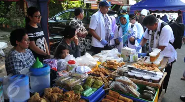  Pemerintah Kota Administrasi Jakarta Pusat bersama Badan Pengawas Obat dan Makanan (BPOM) melakukan inspeksi mendadak di pusat makanan berbuka puasa atau takjil di Bendungan Hilir, Jakarta, Jumat (10/6). (Liputan6.com/Gempur M Surya)