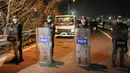 Polisi anti huru hara berjaga di lokasi ledakan yang diakibatkan bom pipa di dekat stasiun kereta api bawah tanah Bayrampasa, Istanbul, Selasa (1/12). Ledakan yang terjadi pada saat jam sibuk tersebut melukai sedikitnya enam orang. (AFP/ Cagdas ERDOGAN)