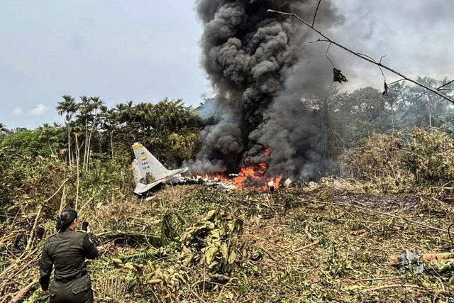 Bawa 125 Orang, Pesawat Angkut Militer Kolombia Jatuh dan Terbakar