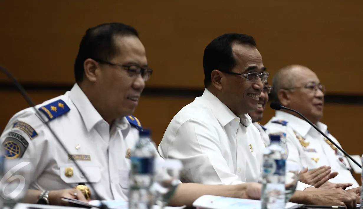 Menhub Budi Karya Sumadi (kanan) menyampaikan pemaparan dalam kegiatan Transportation Outlook 2017 di Kemenhub, Jakarta, Kamis (15/12). Kegiatan itu memaparkan pencapaian Kementerian Perhubungan selama tahun 2016. (Liputan6.com/Faizal Fanani)