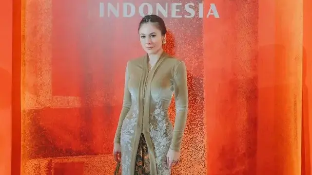 Inspirasi kebaya kutubaru ala Wulan Guritno (credit: instagram/wulanguritno)