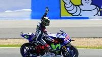 Jorge Lorenzo memberi salam kepada fans (CRISTINA QUICLER / AFP)