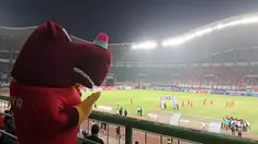 Maskot Piala Dunia U-17 2023, Bacuya ikut memeriahkan laga lanjutan BRI Liga 1 2023/2024 antara Persija Jakarta melawan Barito Putera di Stadion Patriot Candrabhaga, Bekasi, Sabtu (07/10/2023). (Bola.com/Muhammad Adi Yaksa)