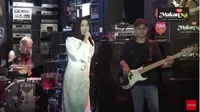 Nisaku saat tampil di konser Tribute to Dewa 19