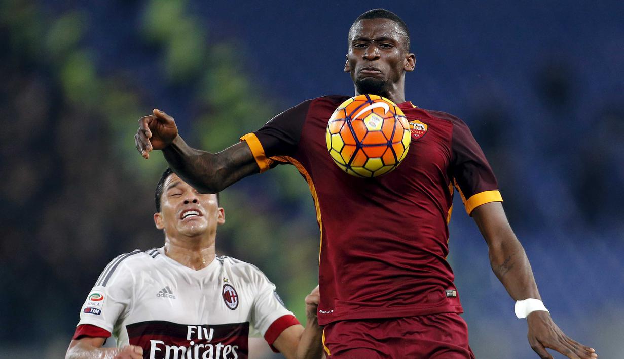 Pemain AS Roma, Antonio Rudiger berebut bola dengan pemain AC Milan, Carlos Bacca pada lanjutan Liga Italia Serie A di Stadion Olympico, Roma, Minggu (10/1/2016) dini hari WIB.     (REUTERS/Giampiero Sposito)