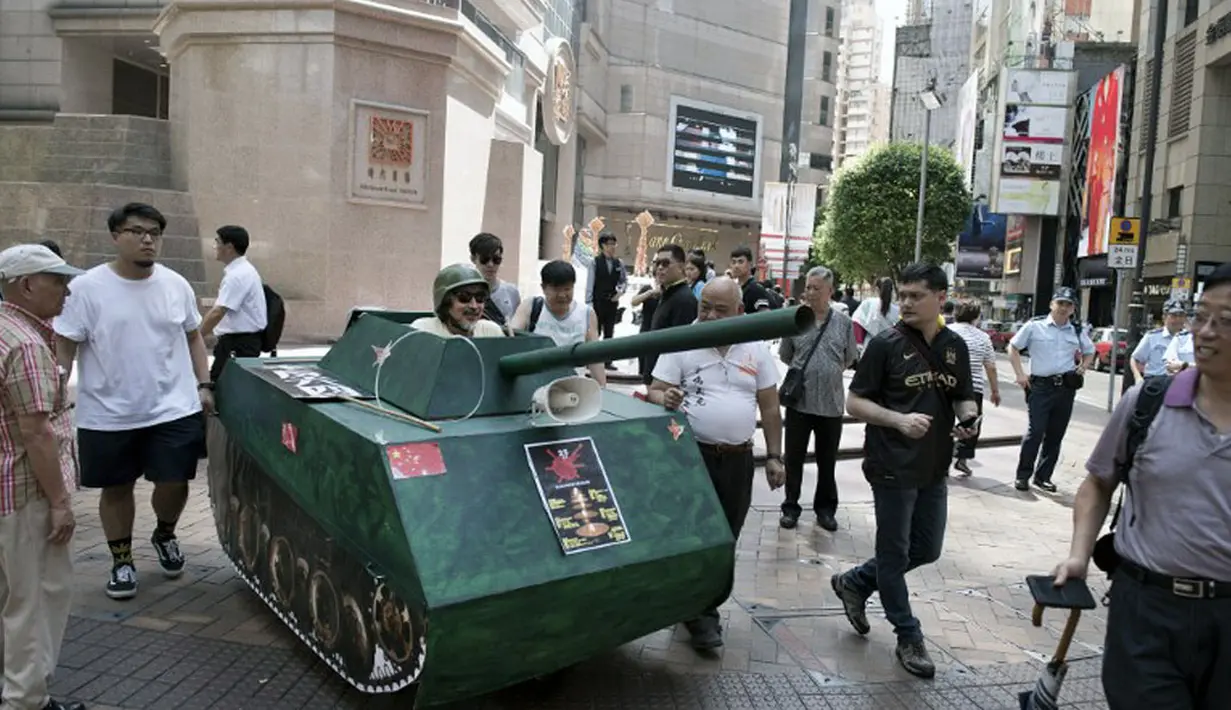 Di Hong Kong, dengan menggunakan replika tank militer, seorang aktivis melakukan aksi memperingati 25 tahun tragedi berdarah Tiananmen, Tiongkok, (4/6/2014). (AFP PHOTO/ALEX OGLE)