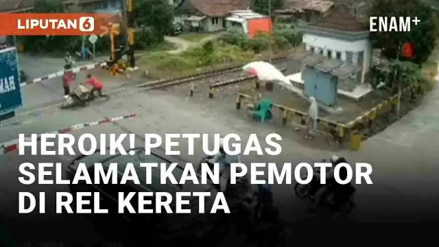 Kecelakaan fatal nyaris terjadi di perlintasan rel kereta di Martapura, Sumatera Selatan. CCTV merekam detik-detik aksi heroik seorang petugas menyelamatkan pemotor yang nyaris disambar kereta. Berawal dari sejumlah pemotor yang menerobos palang perl...