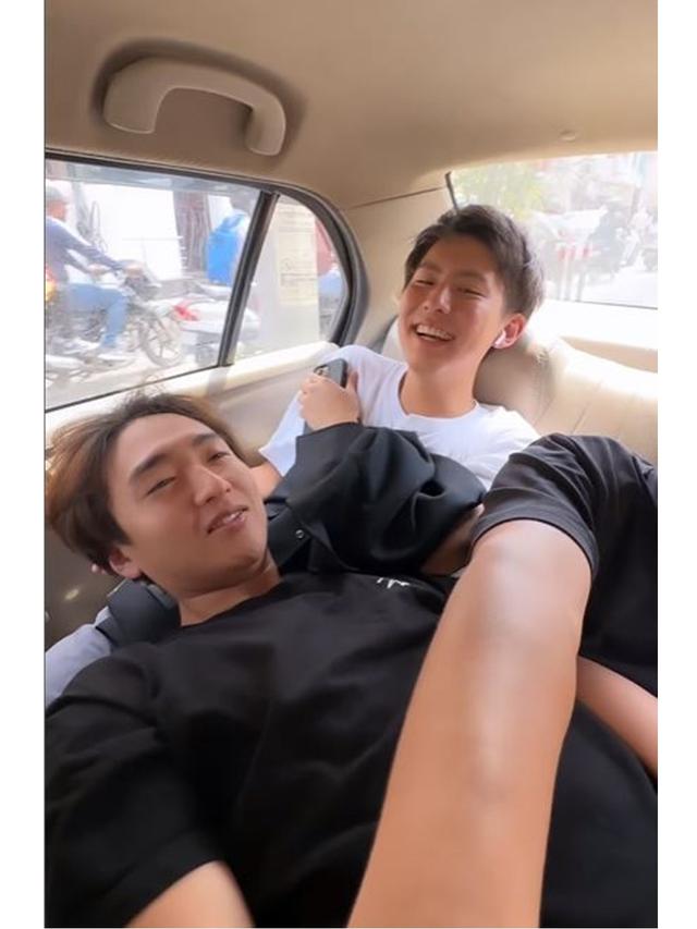 6 Potret Jerome Polin di India, Momen Naik Taksi Online Bikin Ngakak