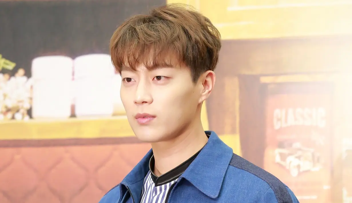 Walaupun sudah mengeluarkan peryataan resmi, akan tetapi Around Us Entertainment belum memberitahukan tanggal Doo Joon akan memulai tugas wajib militernya. (Foto: soompi.com)
