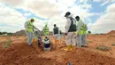 Tim pakar bekerja di lokasi kuburan massal di Kota Tarhuna, Libya, Selasa (23/6/2020). Direktur Departemen Pencarian Jasad Lutfi Al-Misurati mengatakan 10 jasad tak dikenal ditemukan di kuburan massal Kota Tarhuna. (Xinhua/Hamza Turkia)