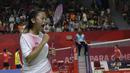 Pasangan Indonesia, Khalimatus Sadiyah, saat melawan wakil Cina, Cheng Hefang/Ma Huihui, pada final bulu tangkis Asian Para Games di Istora, Jakarta, Jumat (12/10/2018). Indonesia menang 21-15, 21-12. (Bola.com/M Iqbal Ichsan)