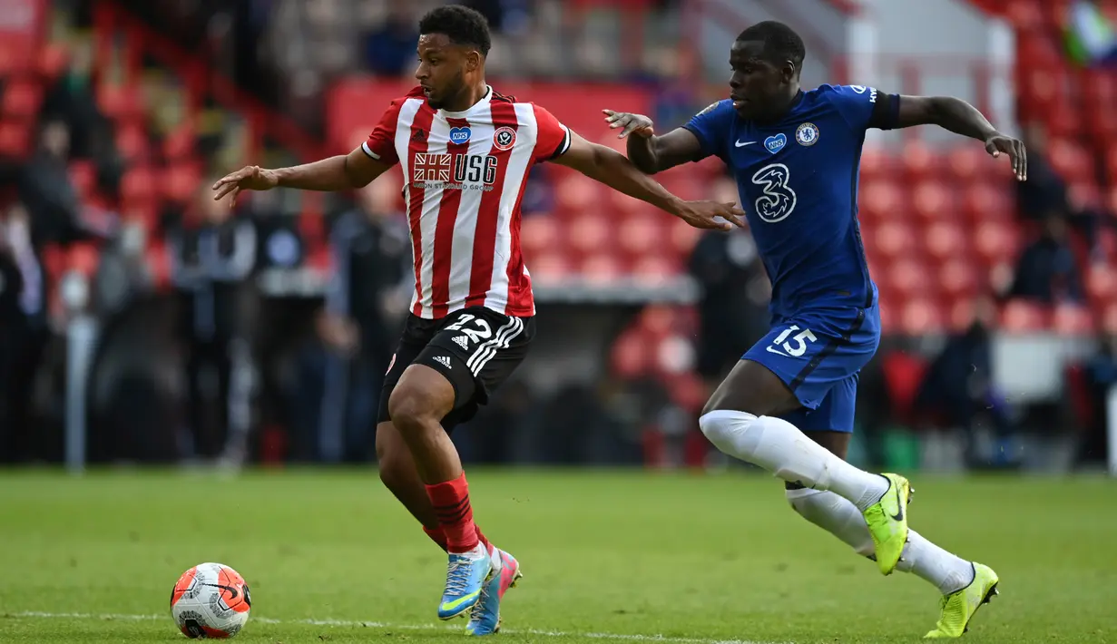 Pemain Sheffield United, Lys Mousset berebut bola dengan bek Chelsea, Kurt Zouma pada pekan ke-35 Liga Inggris di Bramall Lane, Minggu (12/7/2020) dini hari WIB. Chelsea dihajar 0-3 oleh Sheffield United. (Shaun Botterill/Pool via AP)
