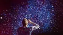 Aksi vokalis band Coldplay, Chris Martin saat tampil di Stadion MetLife, New Jersey pada tanggal 16 Juli 2016. (Charles Sykes / Invision / AP)
