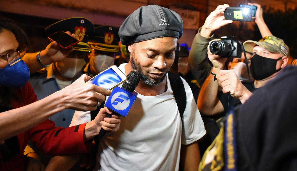 Kabarnya, pengacara Ronaldinho dan Assis harus mengeluarkan biaya besar untuk uang jaminan 1,3 juta bail atau setara 1,6 juta dolar Amerika Serikat (Rp 25,8 miliar) untuk membebaskan kliennya. (AFP/Norberto Duarte)