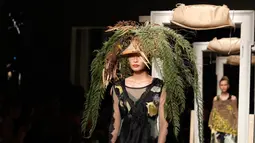 Model mengenakan topi dan hiasan kepala unik saat memeragakan koleksi Musim Semi-Musim Panas 2019 di Milan Fashion Week, Milan, Italia, Jumat (21/9). Hiasan kepala mulai dari tumbuhan hingga kupu-kupu. (AP Photo/Antonio Calanni)