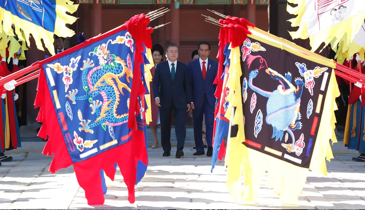 Presiden Joko Widodo (JokowI) dan Presiden Korea Selatan Moon Jae-in memeriksa penjaga kehormatan saat upacara penyambutan di Istana Changdeokgung, Seoul, Senin (10/9). Jokowi direncanakan akan berada di Seoul selama tiga hari (Jeon Heon-kyun/Pool via AP)