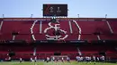 Para pemain Glasgow Rangers menghadiri sesi latihan di Stadion Ramon Sanchez-Pizjuan di Seville, Spanyol (17/5/2022). Glasgow Rangers dan Eintracht Frankfurt menggelar sesi latihan di stadion jelang final Liga Europa di Seville. (AP Photo/Manu Fernandez)