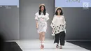 Model dan perancang busana berjalan diatas catwalk menujukkan karyanya di Jakarta Fashion Week 2018 di Senayan City, Jakarta, Sabtu (21/10). Jakarta Fashion Week 2018 akan berlangsung pada 21-27 Oktober mendatang. (Liputan6.com/Herman Zakharia)