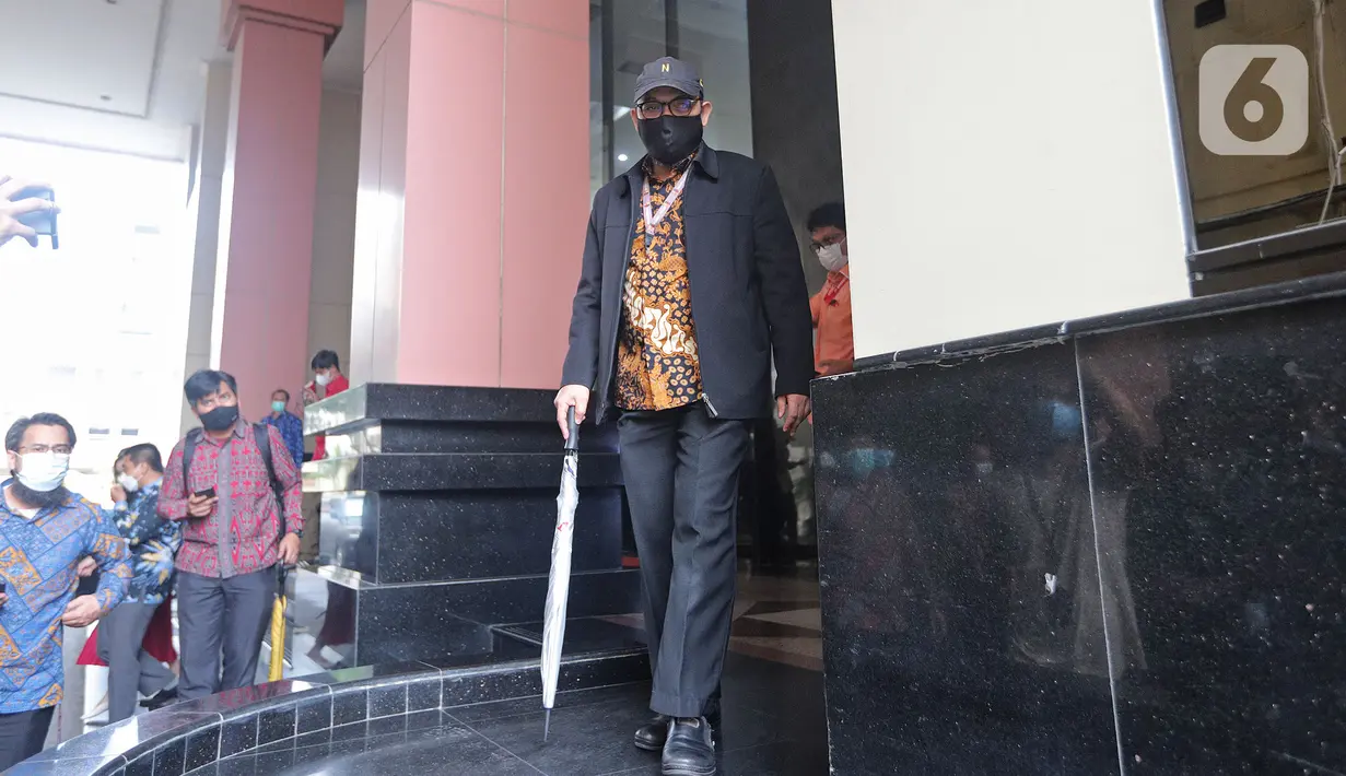 Mantan penyidik senior KPK Novel Baswedan berjalan keluar seusai mengikuti asesmen atau uji kompetensi di Gedung TNCC Mabes Polri, Jakarta, Selasa (7/12/2021). Sebanyak 44 mantan pegawai KPK hari ini menjalani Asesmen sebagai Aparatur Sipil Negara (ASN) Polri. (Liputan6.com/Herman Zakharia)