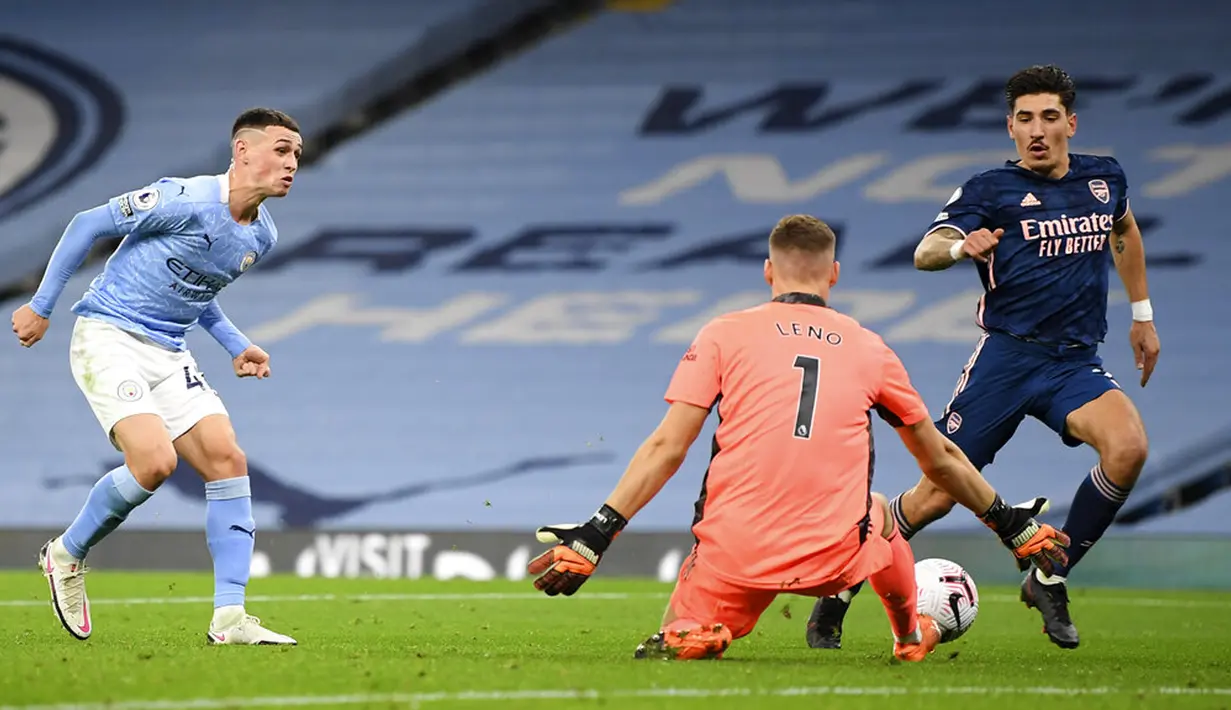 Penjaga gawang Arsenal Bernd Leno (tengah) melakukan penyelamatan di depan pemain Manchester City Phil Foden (kiri) pada pertandingan Liga Premier Inggris di Etihad Stadium, Manchester, Inggris, Sabtu (17/10/2020). Manchester City menang 1-0. (Michael Regan/Pool via AP)