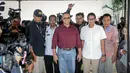 Pasangan Cagub dan Cawagub DKI, Anies Baswedan dan Sandiaga Uno setibanya di Gedung BNN, Jakarta, Minggu (25/9). Anies-Sandiaga akan menjalani tes bebas narkoba dengan mengikuti serangkaian tes meliputi urine dan rambut. (Liputan6.com/Faizal Fanani)