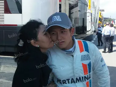 Pebalap Manor Racing asal Indonesia, Rio Haryanto, disambut ciuman sang bunda, Indah Pennywati, setelah balapan F1 GP Spanyol di Sirkuit Catalunya, Spanyol, Minggu (15/5/2016). (Bola.com/Reza Khomaini)