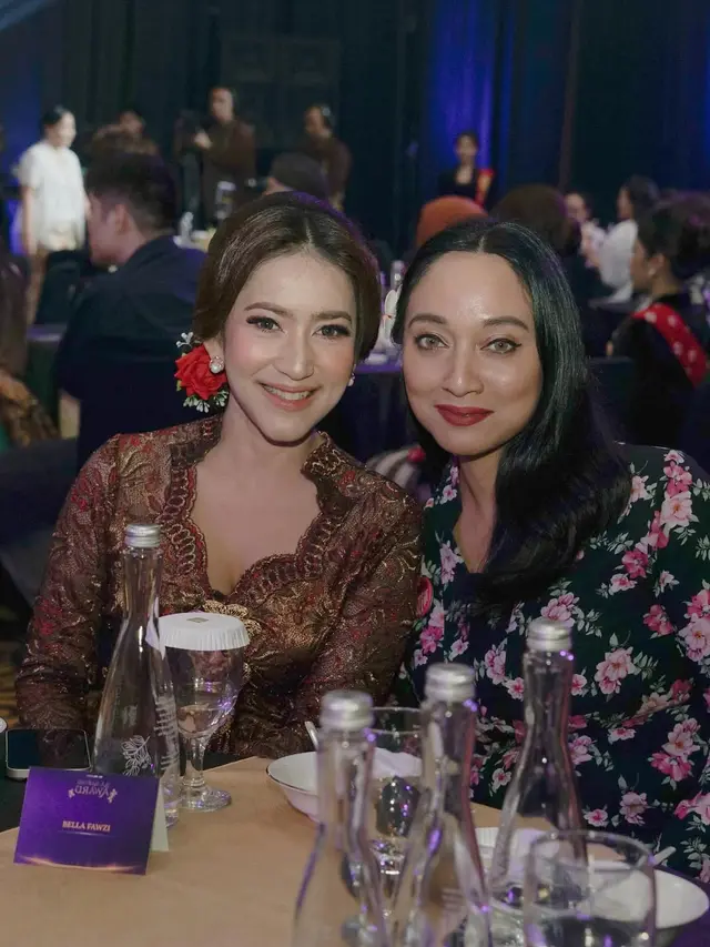 6 Detail Penampilan Risma Nilawati di RA Kartini Award, Kebaya Modern Memukau