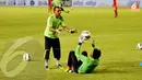 Penjaga gawang timnas Maladewa terlihat berlatih secara terpisah di Stadion GBK Jakarta (Liputan6.com/Helmi Fithriansyah)