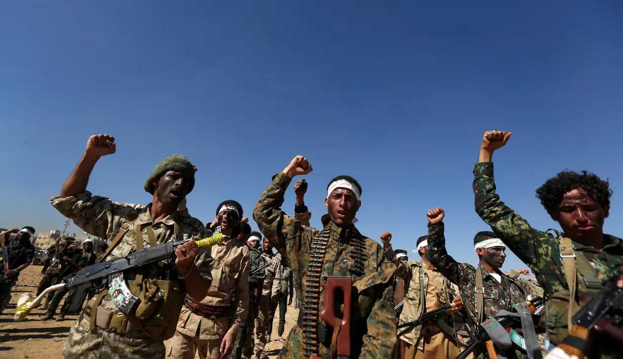 Anggota Houthi baru berteriak saat akan menuju pertempuran melawan pasukan pemerintah Yaman di Sanaa, Selasa (3/1). (REUTERS / Khaled Abdullah)