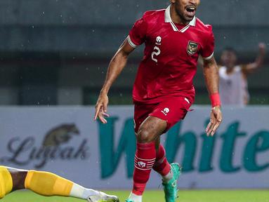 Selebrasi pemain timnas Indonesia, Yakob Sayuri setelah berhasil menjebol gawang Burundi dalam pertandingan uji coba FIFA Matchday yang berlangsung di stadion Patriot Candrabhaga, Bekasi, Sabtu (25/3/2023). (Bola.com/Bagaskara Lazuardi)
