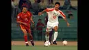 Pria kelahiran 21 Maret 1969 itu membesarkan namanya saat diimpor klub Bundesliga Arminia Bielefeld pada musim panas 1997. Ia masuk bersama rekan senegaranya Karim Bagheri, setelah Iran tampil mengesankan di Piala Asia 1996. (Foto: AFP/Gerard Julien)