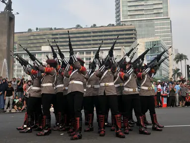 Anggota polisi wanita (polwan) dari Divisi Taktikal melakukan atraksi seni ketangkasan senjata di area car free day, Bundaran Hotel Indonesia (HI), Jakarta, Minggu (28/4/2019). Kelihaian dipertontonkan dalam memeriahkan Hari Kartini yang jatuh pada 21 April 2019 lalu. (merdeka.com/Iqbal S. Nugroho)