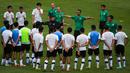 <p>Pelatih Timnas Indonesia U-22, Indra Sjafri memimpin pemusatan latihan untuk SEA Games 2023 yang berlangsung di Lapangan A, Kompleks Stadion Utama Gelora Bung Karno (SUGBK), Jakarta, Kamis (02/03/2023). Pemusatan latihan ini akan berlangsung dari tanggal 1-16 Maret 2023. (Bola.com/Bagaskara Lazuardi)</p>