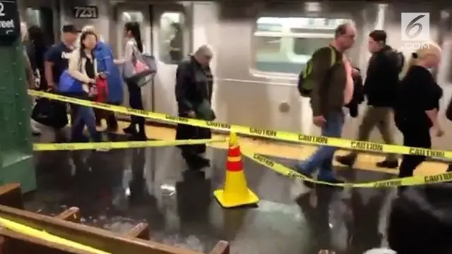 Air terus menetes dari langit-langit stasiun kereta bawah tanah di AS. Hingga kini penyebab kebocoran belum diketahui.