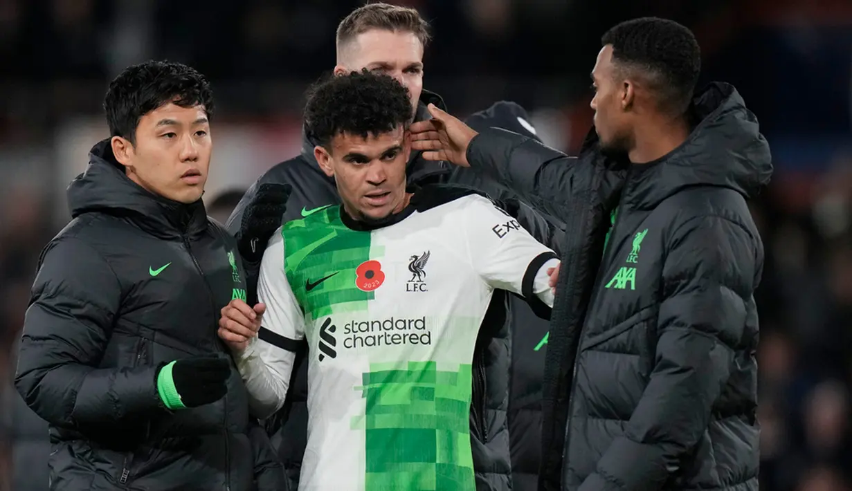 Untungnya di masa injury time, Luis Diaz bisa mencetak gol balasan. Laga pun berakhir imbang 1-1. (Alastair Grant)