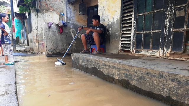 Banjir di Kampung Melayu Kecil I, Kelurahan Bukit Duri, Tebet, Jakarta, Sabtu (8/2/2020). (Liputan6.com/Yopi Makdori)