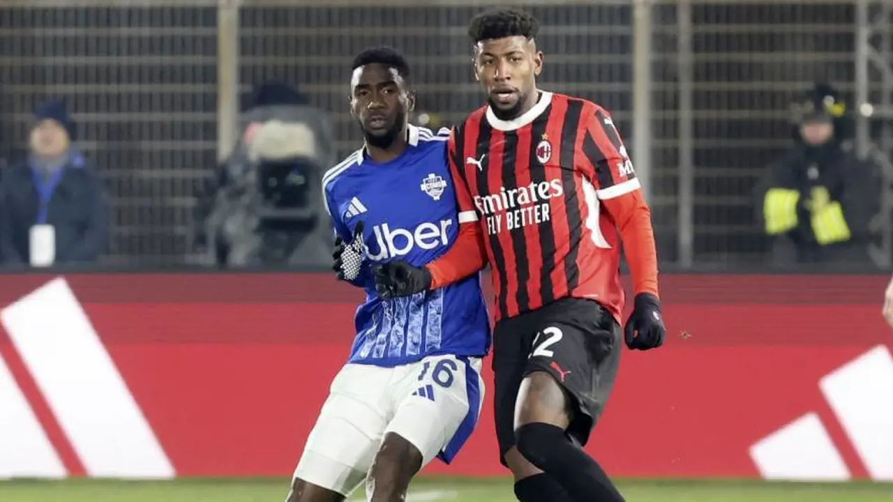Pemain Como Alieu Fadera (kiri) dan bek AC Milan, Emerson Royal beraksi dalam laga Serie A, Rabu (15/1/2025) dini hari WIB. (c) Antonio Saia/LaPresse via AP