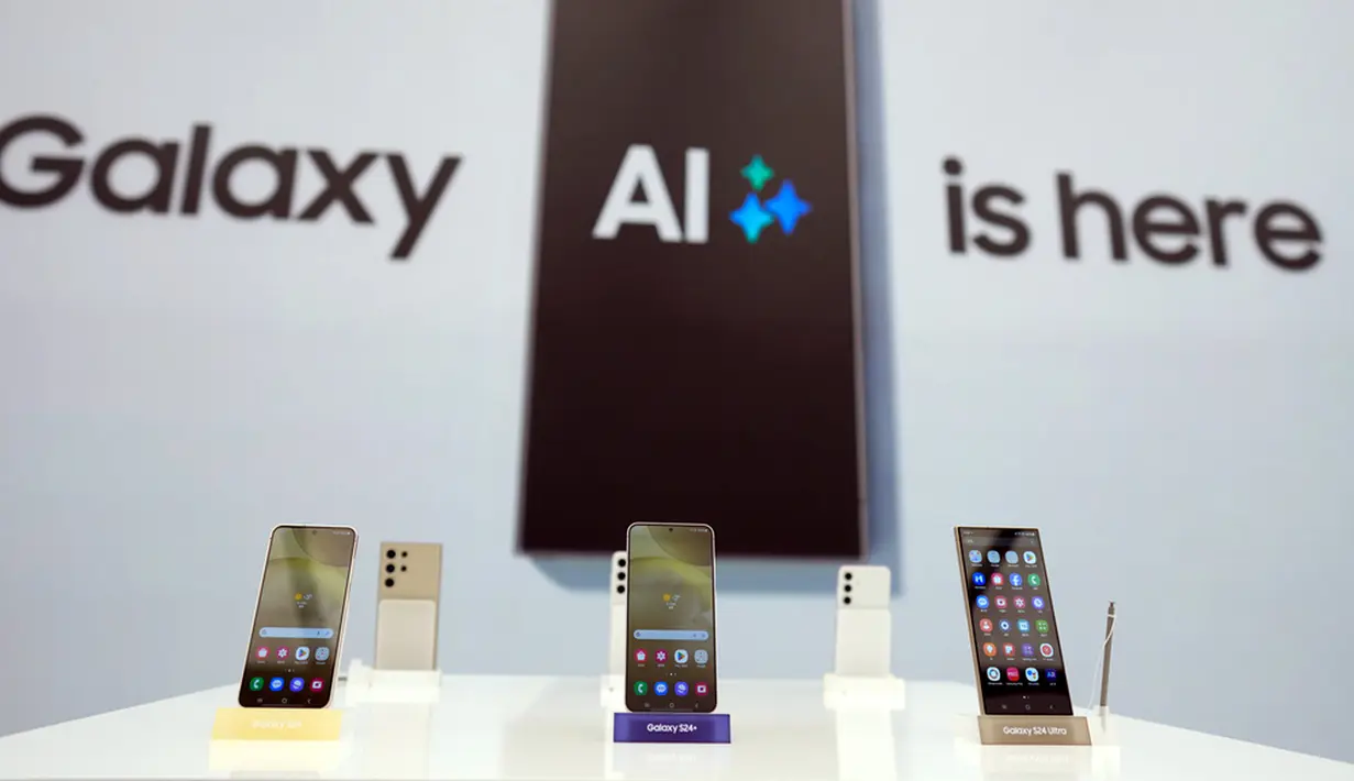 Seperti tahun-tahun sebelumnya, Samsung meluncurkan tiga model yang hadir pada seri ini, yaitu Galaxy S24, Galaxy S24 Plus, dan Galaxy S24 Ultra. Dalam peluncuran ketiga smartphone ini, President and Head of Mobile eXperience (MX) Business Samsung Electronics, TM Roh, mengatakan bahwa ini adalah era AI seluler baru yang akan datang. (AP Photo/Lee Jin-man)