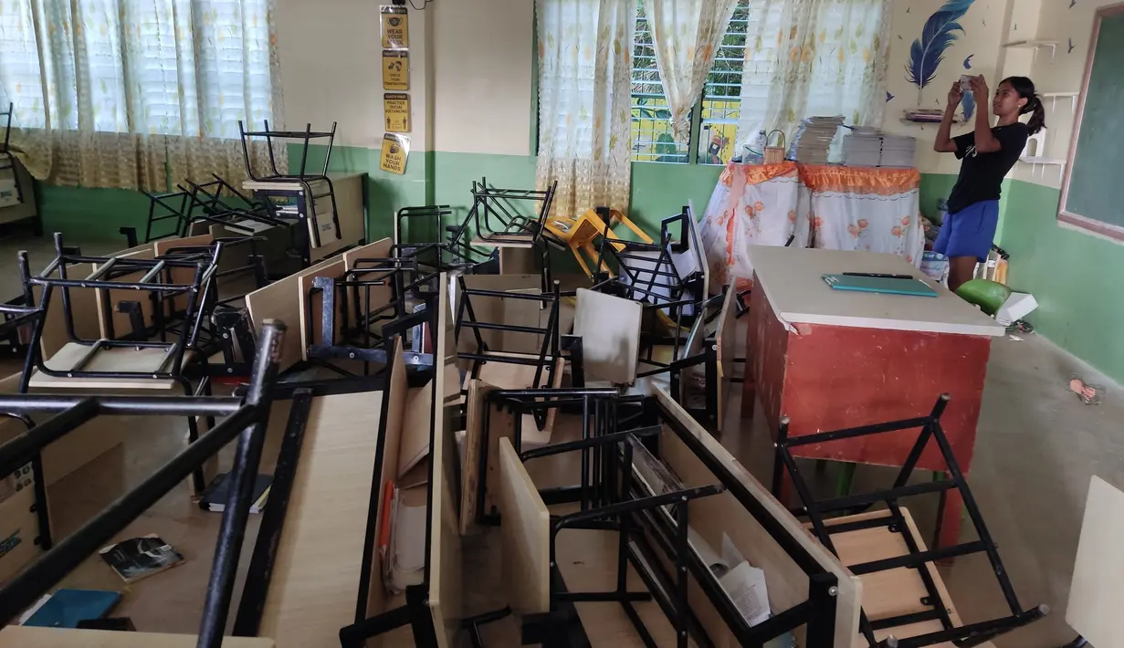 Ruang kelas Sekolah Menengah Nasional Pulot di Lagayan, provinsi Abra yang rusak setelah gempa berkekuatan magnitudo 6,4 melanda Filipina utara, Rabu (26/10/2022). Gempa kuat mengguncang sebagian besar Filipina utara, melukai banyak orang dan memaksa penutupan bandara internasional dan bandara. evakuasi pasien di rumah sakit. (AFP/Handout /Ralf Jo Largo)