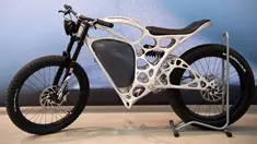 Sepeda motor Light Rider yang diproduksi oleh anak perusahaan Airbus, APWorks diperkenalkan di Jerman, 20 Mei 2016. Sepeda motor listrik pertama ini  diproduksi menggunakan printer 3D dan memiliki berat 35 kg dan kecepatan 80 km/jam. (Sven Hoppe/dpa/AFP)