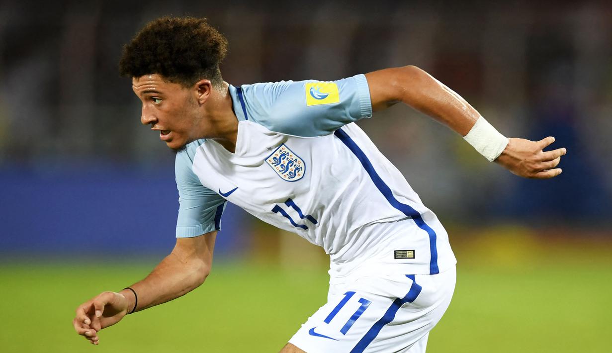 Pemain Timnas Inggris U-17, Jadon Sancho saat bertanding melawan Chile pada laga Grup F Piala Dunia U-17 2017 di Salt Lake Stadium, Kolkata, India, 8 Oktober 2017. Sancho tergabung dalam skuad Timnas Inggris U-17 saat Piala Dunia U-17 2017. (AFP/Dibyangshu Sarkar)